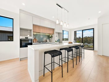 Space, Sun & Style - Your Perfect Family Haven