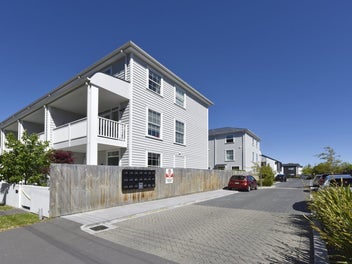 3 Bedroom, 3 Bathroom Stylish Apartment