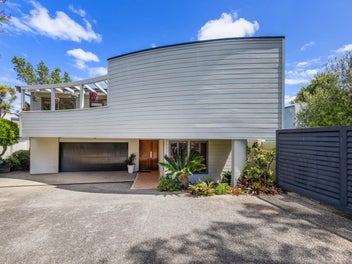 Entertainer's Dream with City-to-Devonport Views