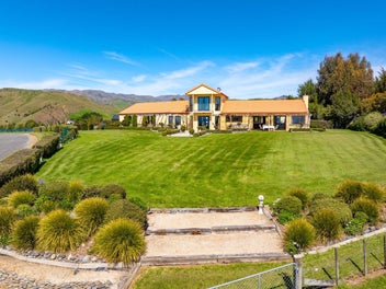 Affordable lifestyle, vendor instructs auction