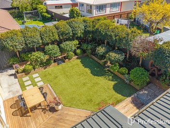 Private single - level living Courtyard Garden