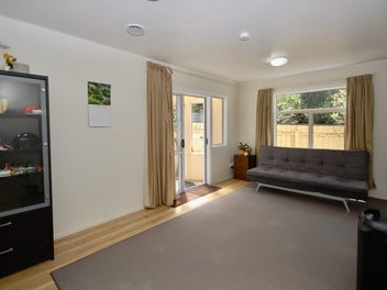 Only a 5 Minutes walk to Northcote shops