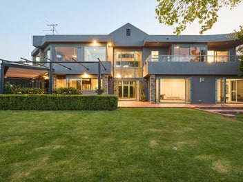 A renovated home with sea views & privacy