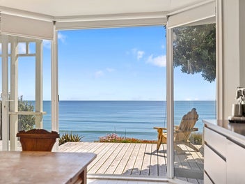 ROMANTIC BEACHFRONT BUNGALOW