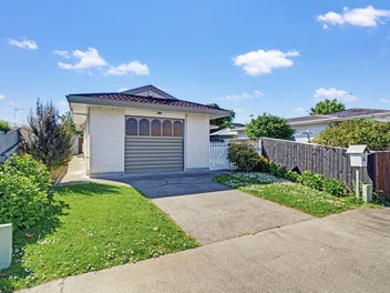 Spacious, Sunny & Steps From Terrace End!
