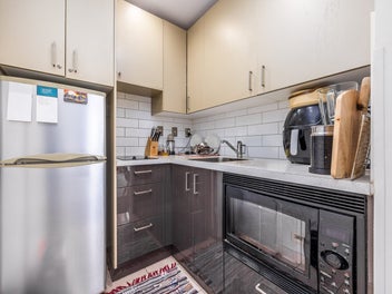 Deluxe one bedroom + carpark in Parkside!