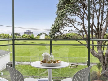 PARK VIEWS & CITY EASE | BEO $725,000