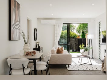 Executive Elegance on Queenwood Avenue