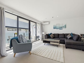 Sunny Living, City Convenience!