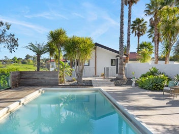 Views, Pool & Tennis - the Lifestyle starts here