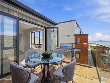 Freestanding in Macleans Zone –Walk to the Marina!