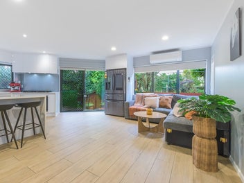 Vendors relocating! Freehold home in Macleans