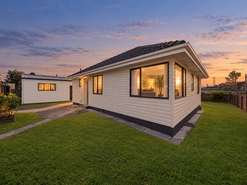 ROAD FRONTAGE, FREEHOLD & FULL OF POTENTIAL!