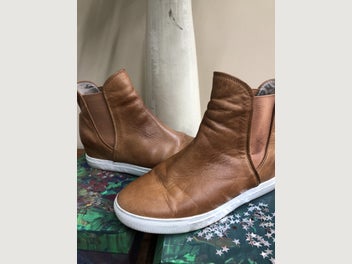 Image 1 of 5