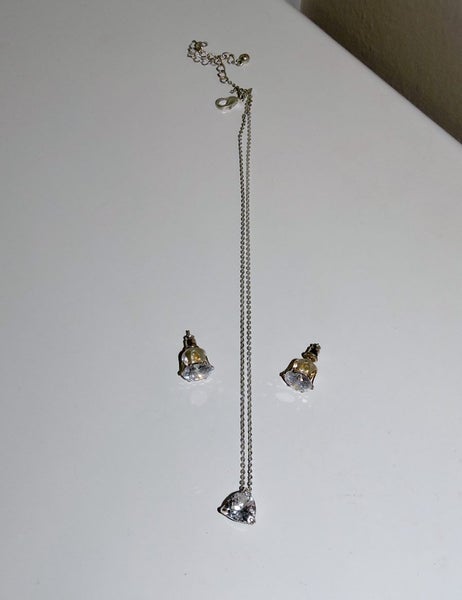 Necklace and earring gift set NEW Carousel 1