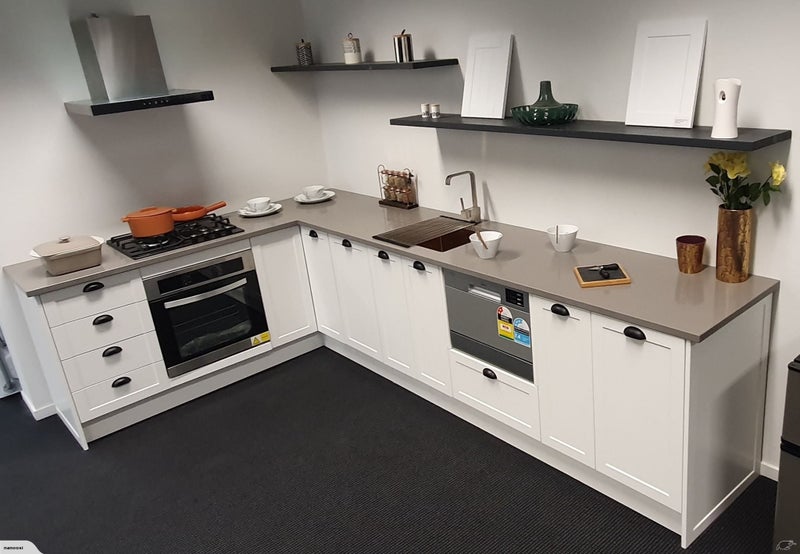 KITCHEN WITH ENGINEERED STONE, SHAKER STYLE Carousel 2