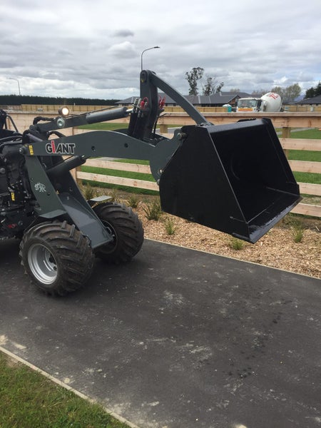 Earth Bucket Euro Hitch 388L Carousel 1