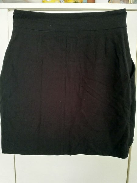 Skirt Black with Pockets and Folds Carousel 2