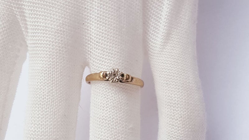 Lovely Vintage 9ct Gold Illusion Set Diamond Ring Carousel 5