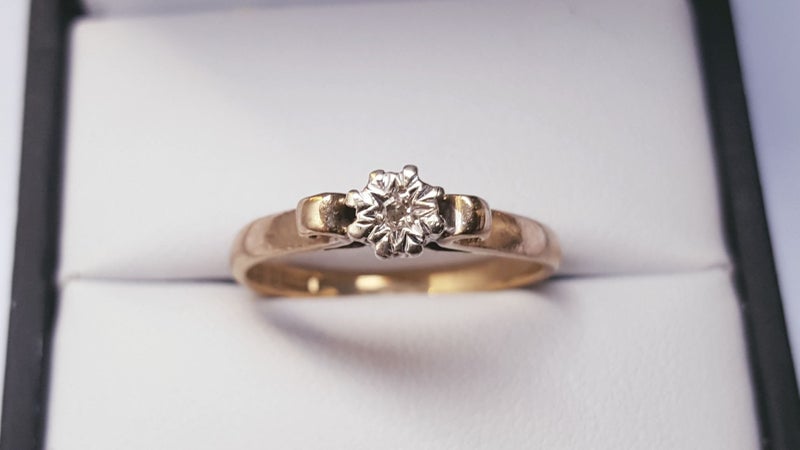 Lovely Vintage 9ct Gold Illusion Set Diamond Ring Carousel 1
