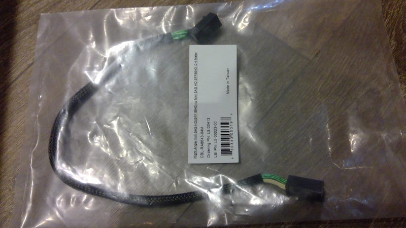 Broadcom Avago LSI00413 MINI SAS HD SFF-8643 to SFF-8643 0.4m cable right angle Carousel 1
