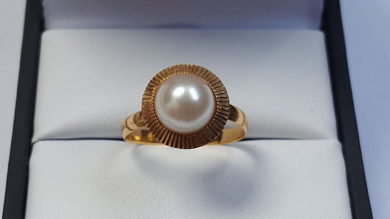 Lovely Vintage 18ct Gold Cultured Pearl Ring Carousel 1