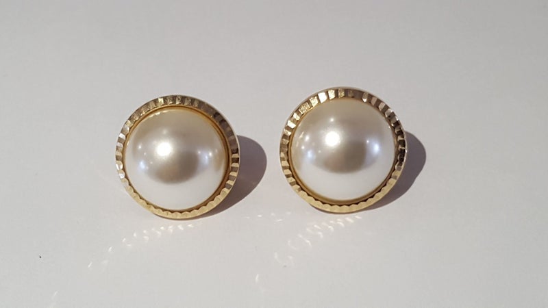 Police Auctions Canada - Women's Silver-tone & Large Faux Pearl Hook  Earrings (516566F)