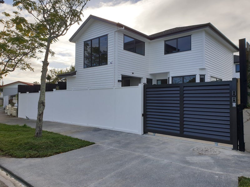 Auto Gate/ Fences and Pergolas Carousel 1
