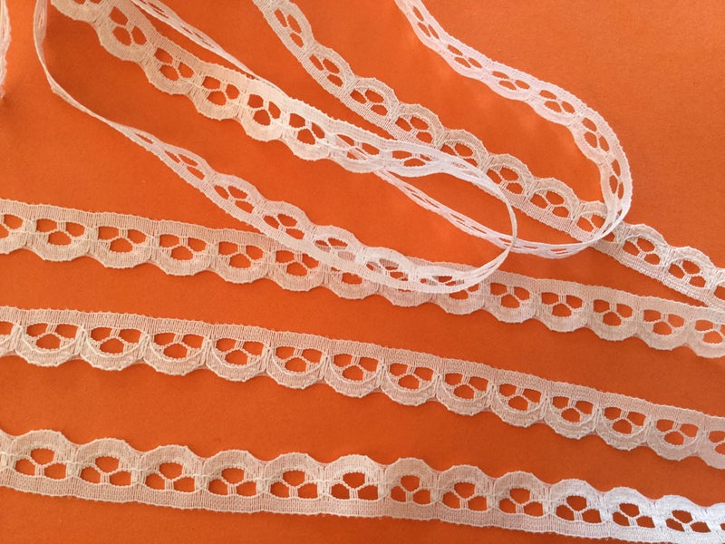 Narrow white lace trim - 1cm wide x 3m length Carousel 1