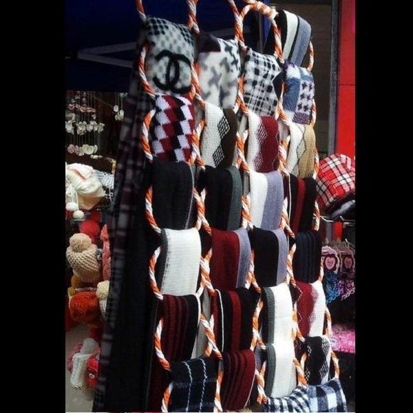 28-Hole Ring Rope Scarf Holder Hanger Wraps Storage Retail/Home Display Hook Carousel 4