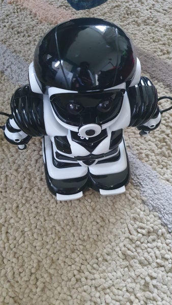 Robot, Lost remote Carousel 1