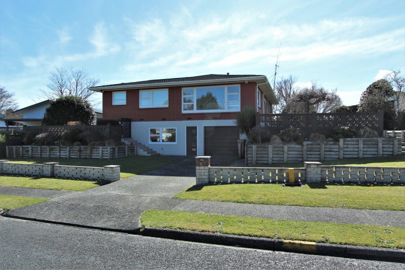 Blue ribbon home in a prestigious location Blue ribbon home in a prestigious location