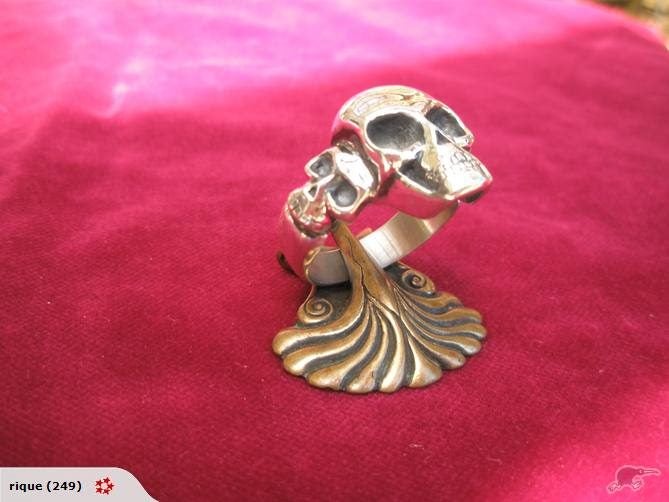Heavy silver skull ring Carousel 1