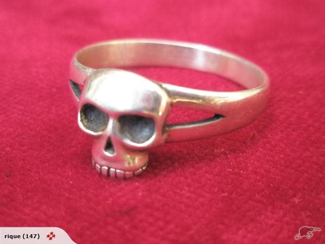 Small silver skull ring Carousel 1