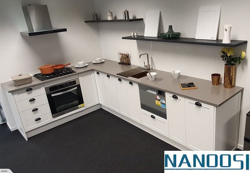 KITCHEN WITH ENGINEERED STONE, SHAKER STYLE Carousel 1