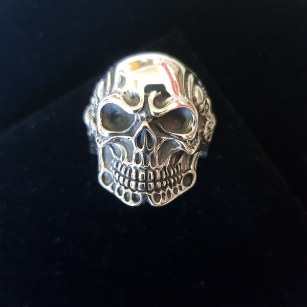 STG SILVER SKULL and Skeleton Carousel 1