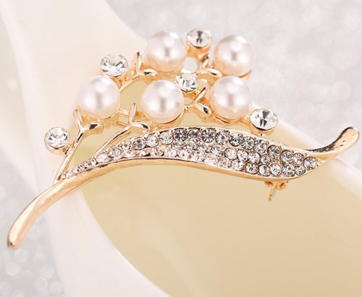 Women Flower Faux Pearl Brooch Fashion Brooch Jewelry - WHITE Carousel 2
