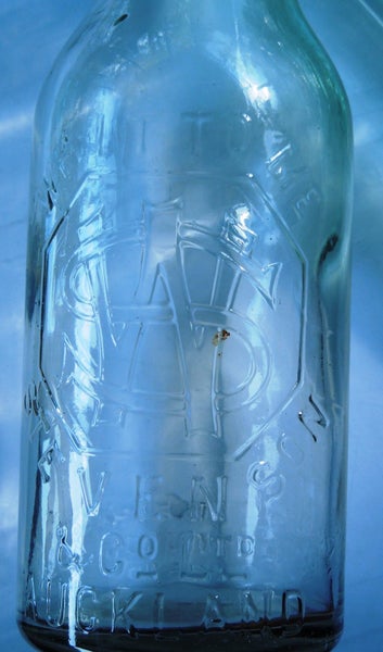 COLLECTABLE WHITTOME STEVENSON & CO LTD AUCKLAND CLEAR GLASS BOTTLE Carousel 2