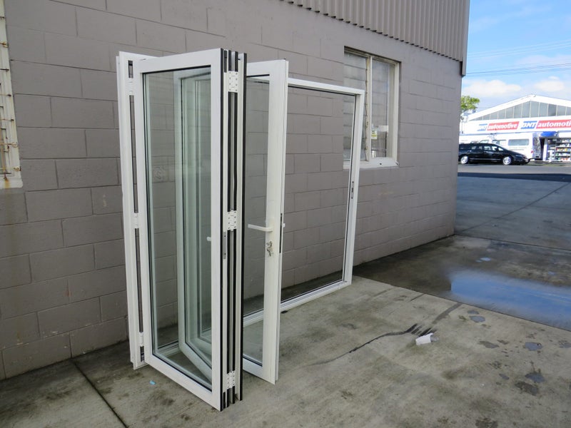 NEW WHITE ALUMINIUM DOUBLE GLAZED BIFOLD DOOR:2000H x 2400W Carousel 2