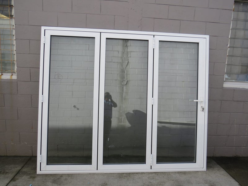 NEW WHITE ALUMINIUM DOUBLE GLAZED BIFOLD DOOR:2000H x 2400W Carousel 1