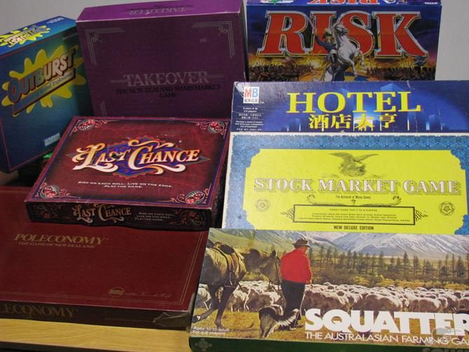 Compendium of games - including games like Snakes & Ladders, Chess, checkers@@@ Carousel 3