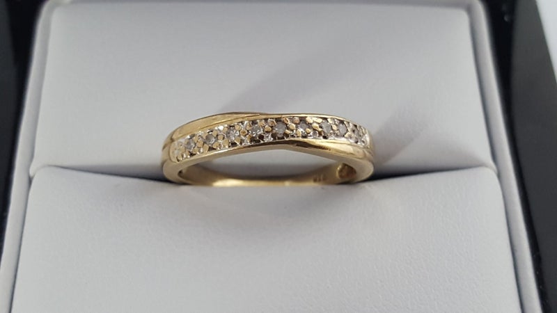 Pretty 9ct Gold Diamond Band Ring Carousel 1