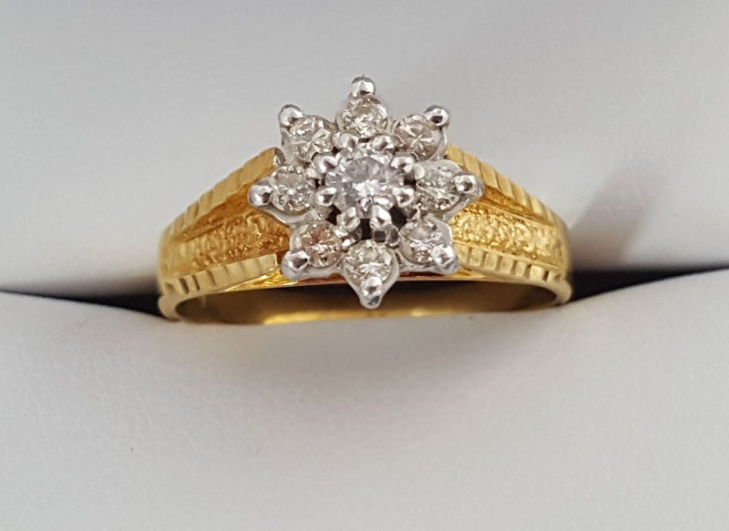 Stunning Vintage 18ct Gold 0.50 CT High Clarity Diamond Flower Ring Carousel 1