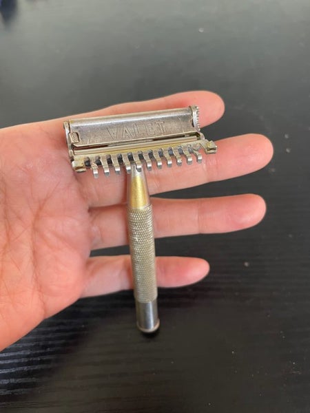 Vintage Valet Razor made in Canada Carousel 1