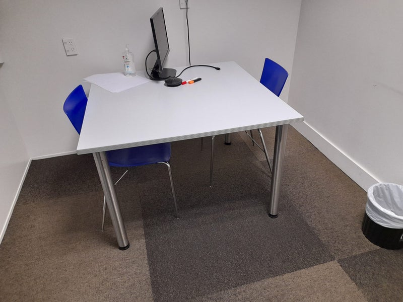 Preloved Meeting table 1100x1100 mm White Carousel 1