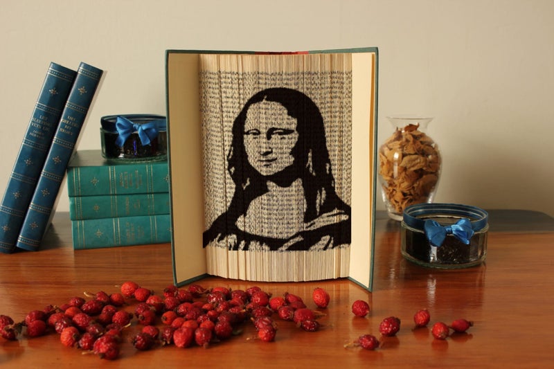 Mona Lisa portrait: Artwork Book Art, unique Home Decor Gift, image Carousel 2