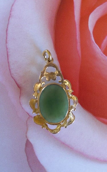 9ct yellow gold Pounamu (Greenstone) pendant Carousel 2