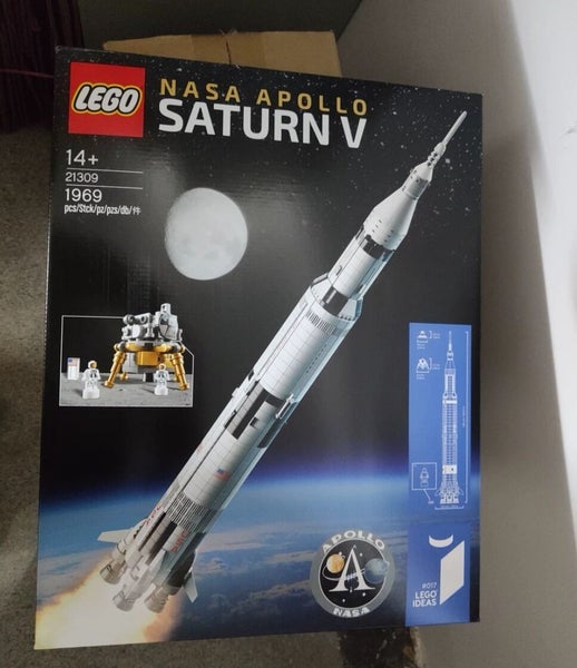 LEGO 21309: NASA Apollo Saturn V (2017) Carousel 1