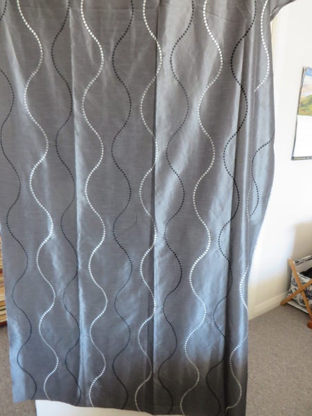 A LENGTH OF GREY CURTAIN MATERIAL 116 CM WIDE X 3 M Carousel 1