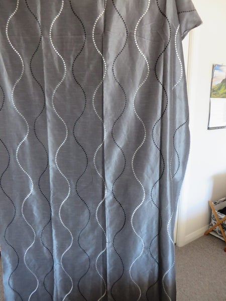 A LENGTH OF GREY CURTAIN MATERIAL 116 CM WIDE X 3 M Carousel 2